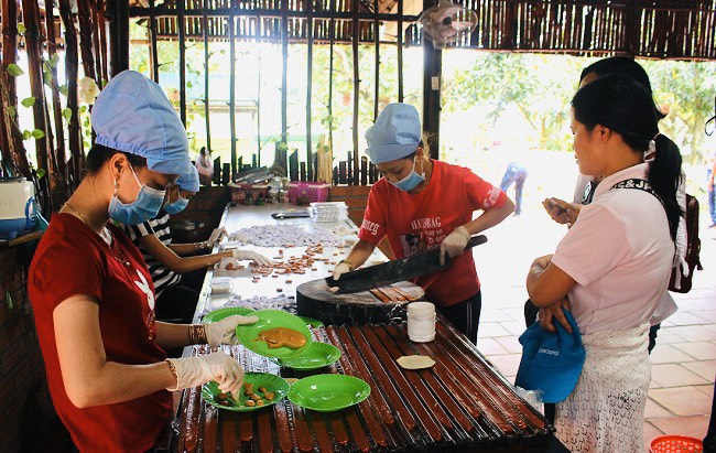 Du khách TP Hồ Chí Minh trải nghiệm cơ sở sản xuất bánh kẹo tại tỉnh Vĩnh Long.